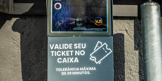 Validador de ticket instalado em estacionamento